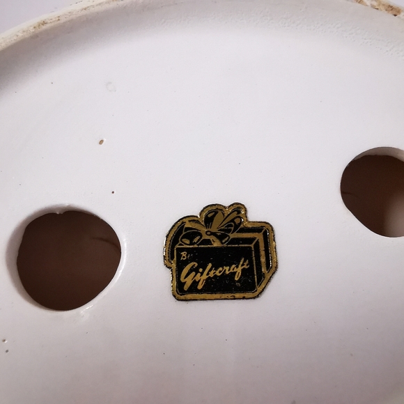 Vintage Ceramic Giftcraft Eggs on a Basket Salt and Pepper Shakers - Picture 8 of 16